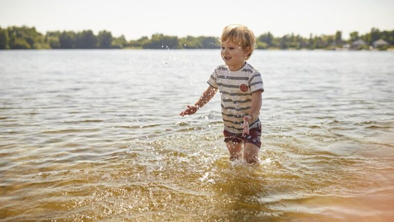 Landal-De-Wedderplassen spelen in het water