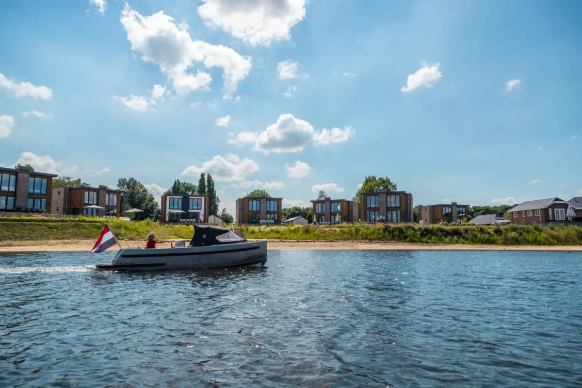 Europarcs-aan-de-maas-aan het water