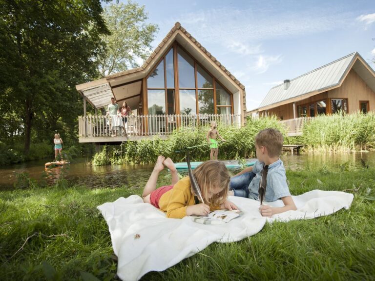 Landal-De-Reeuwijkse-Plassen relaxen voor het huisje
