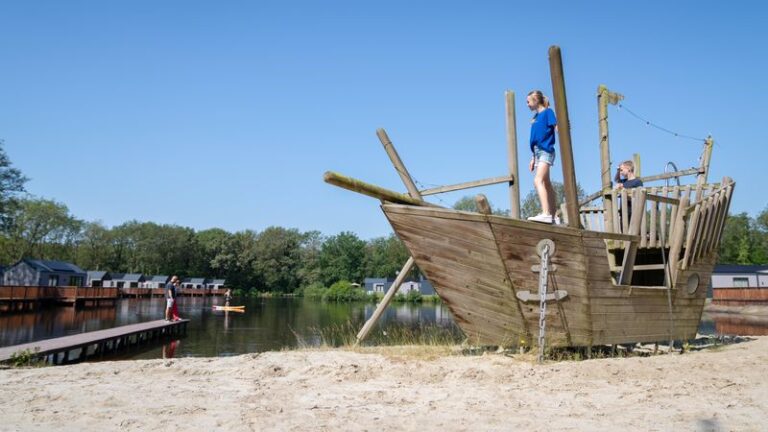 Landal-Landgoed-Bourtange zandbak en water