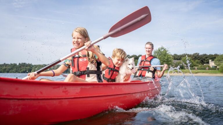 Landal-Waterresort-Blocksy-met het gezin door het water