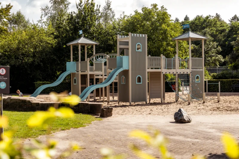 Roompot-Bospark-de-Schaapskooi-speeltoestellen
