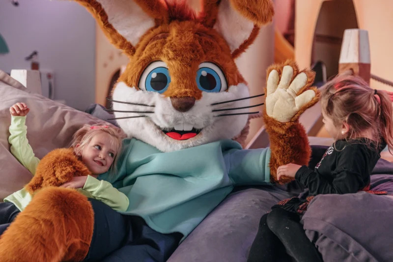 Roompot-Bospark-de-Schaapskooi-mascotte Koos konijn