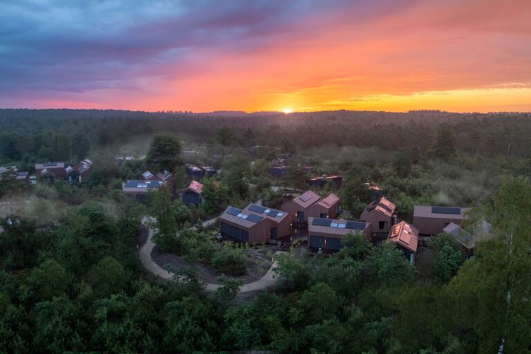 Vakantiepark-Roompot-Marber-Veluwe-luchtfoto met zonsondergang Roompot voorjaarsvakantie najaar, zomer aanbiedingen