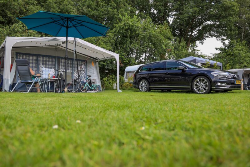 Comfort kampeerplaats met parkeerplaats