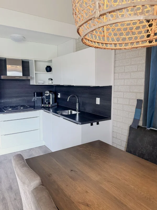 Keuken en eethoek in een bungalow op Veluwe Strandbad