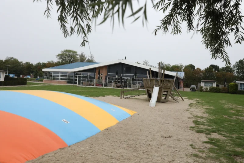 Speelplaats en recreatiegebouw op Veluwe Strandbad