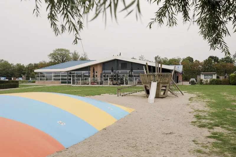 Springkussen en speeltuin op Veluwe Strandbad