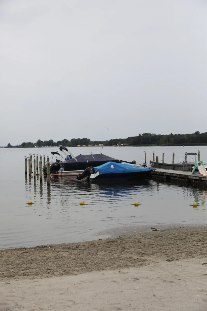 Boten aan de oever van het Veluwemeer bij Veluwe Strandbad