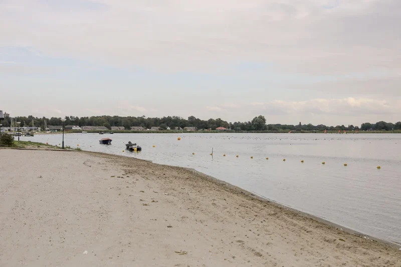 Zandstrand van Veluwe Strandbad aan het Veluwemeer