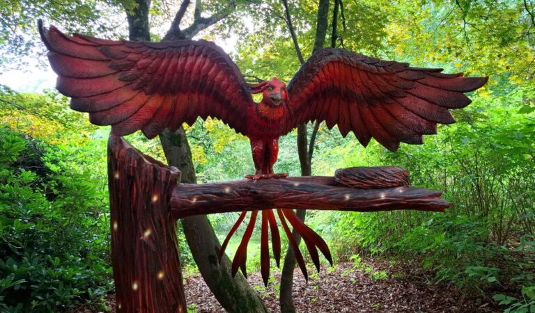 De feniks is een vuurvogel die in veel legendes voorkomt. De vogel is onsterfelijk en wordt steeds opnieuw geboren uit as. De feniks staat symbool voor hoop en een nieuw begin