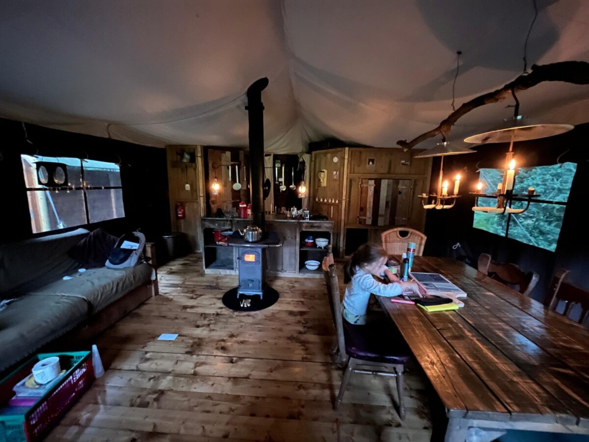 Knutselen in de tent