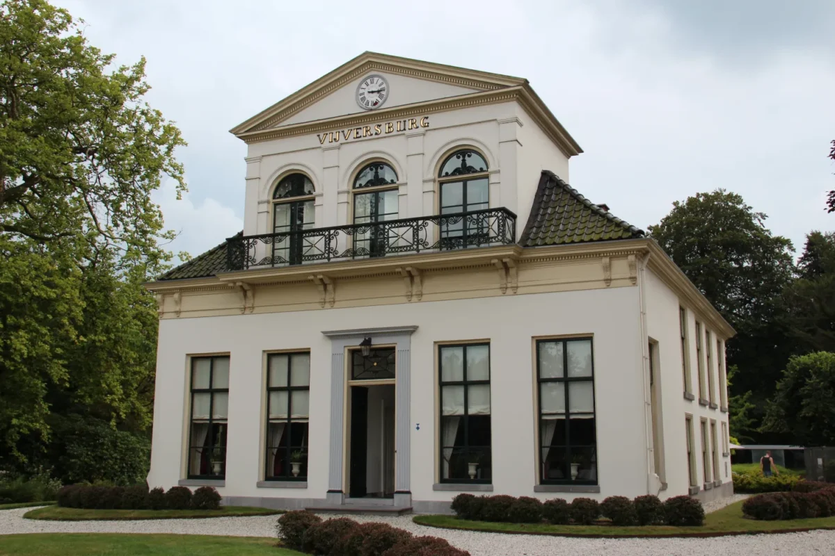 Op het terras van de grote witte villa kun je lekker wat eten en drinken