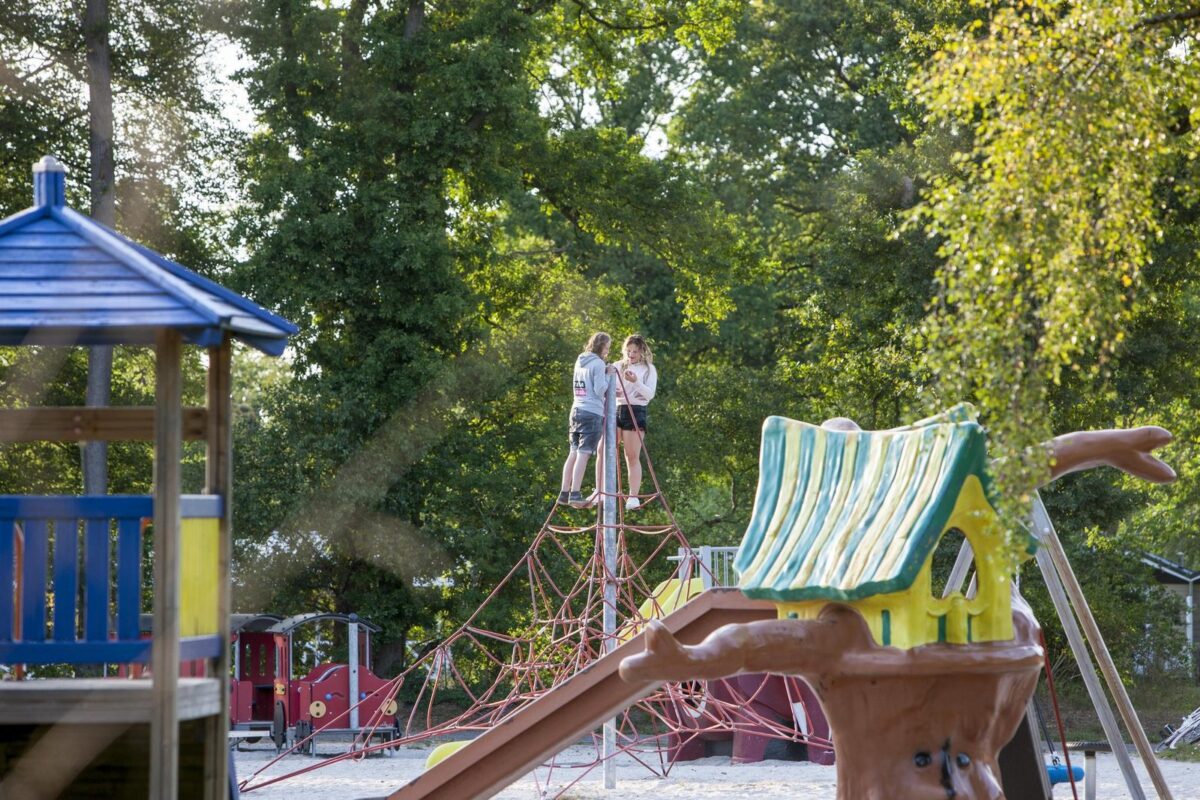 camping witterzomer buiten zwembad