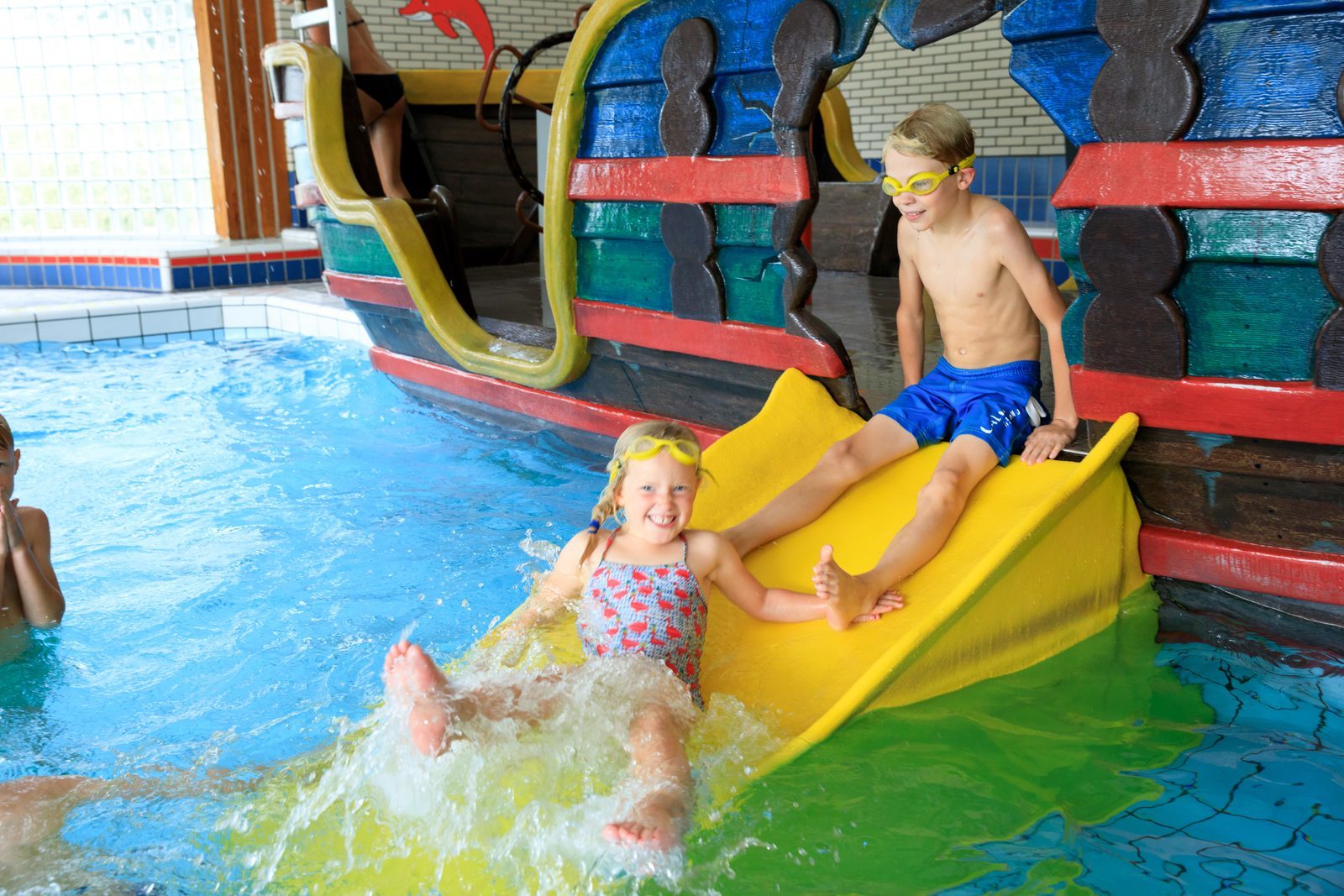 binnenzwembad op een camping