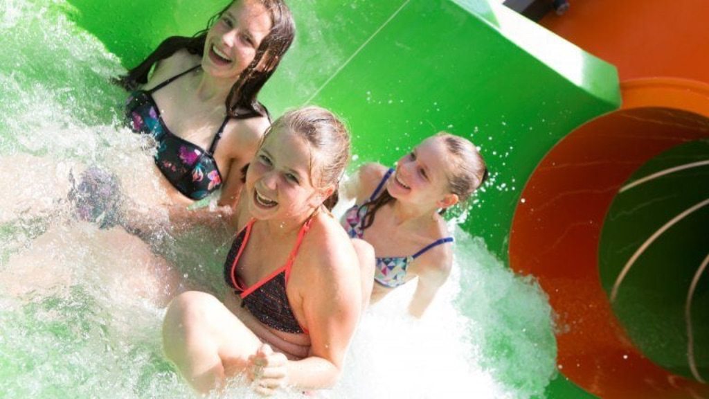 spelende kinderen binnenzwembad