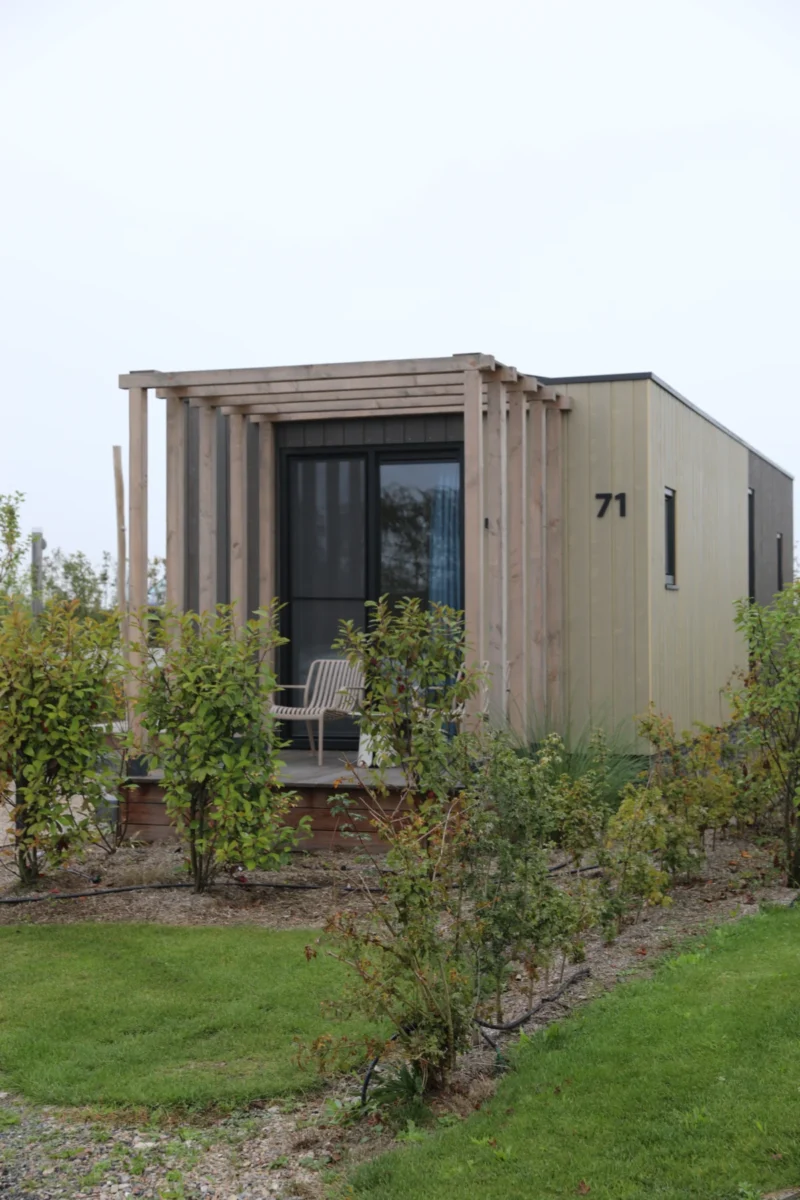 Houten gevel van een lodge op Soof aan de Rijn