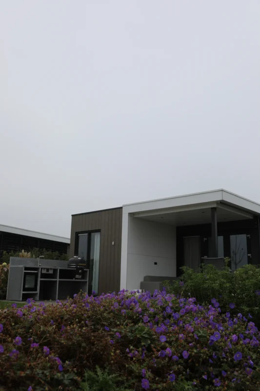 Bloeiende beplanting voor een lodge op Soof aan de Rijn