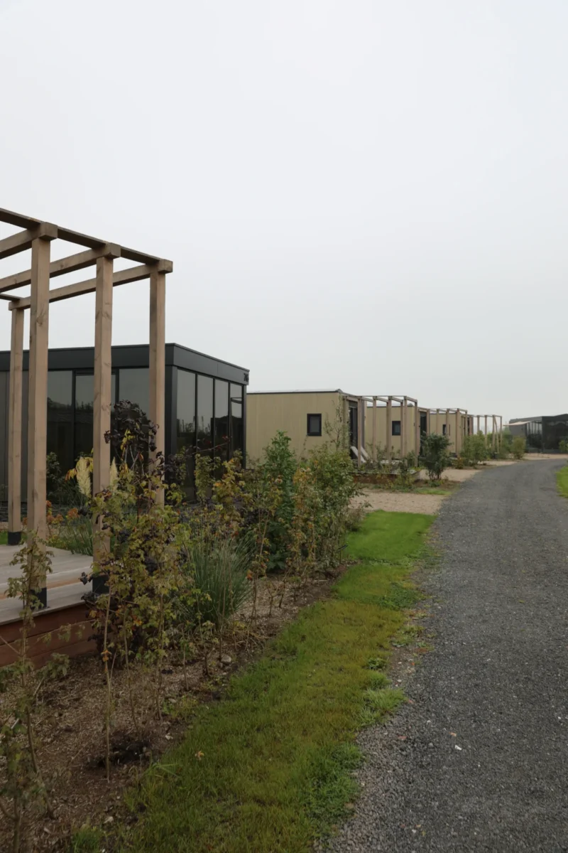 Parkpad langs lodges op Soof aan de Rijn