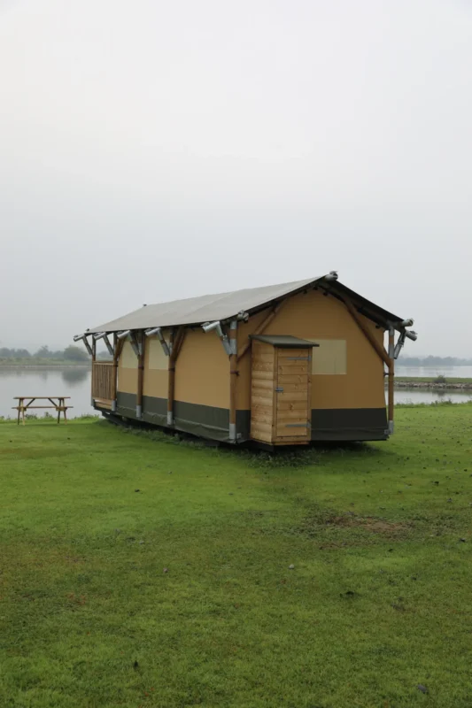 Safaritent bij het water op Soof aan de Rijn