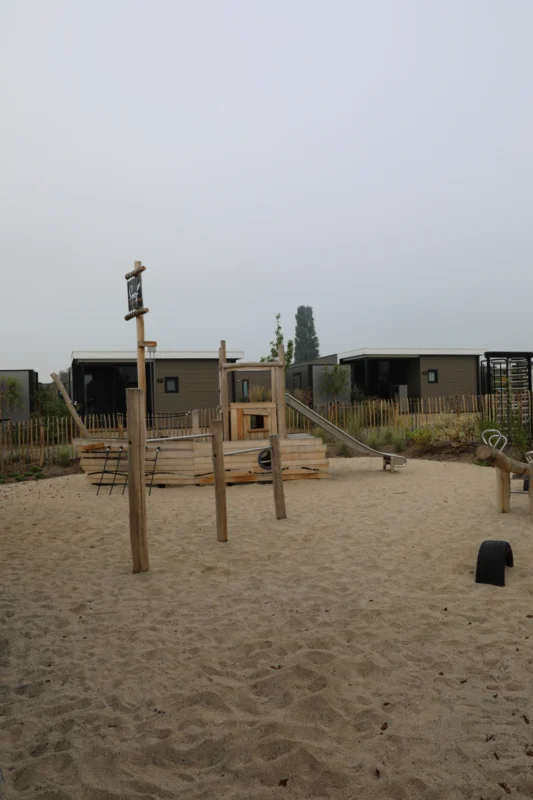 Houten speeltoestel op Soof aan de Rijn