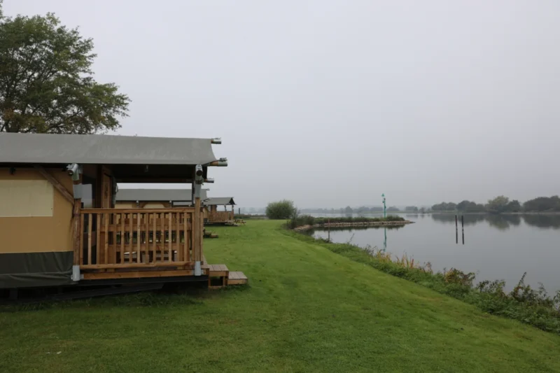 Grasveld en tenten langs de rivier op Soof aan de Rijn