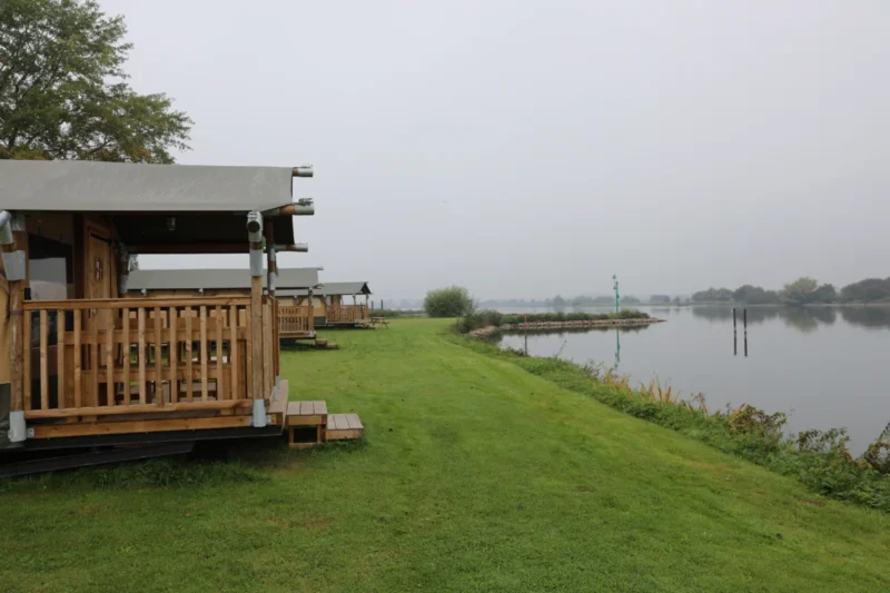 Veranda met uitzicht op de rivier op Soof aan de Rijn