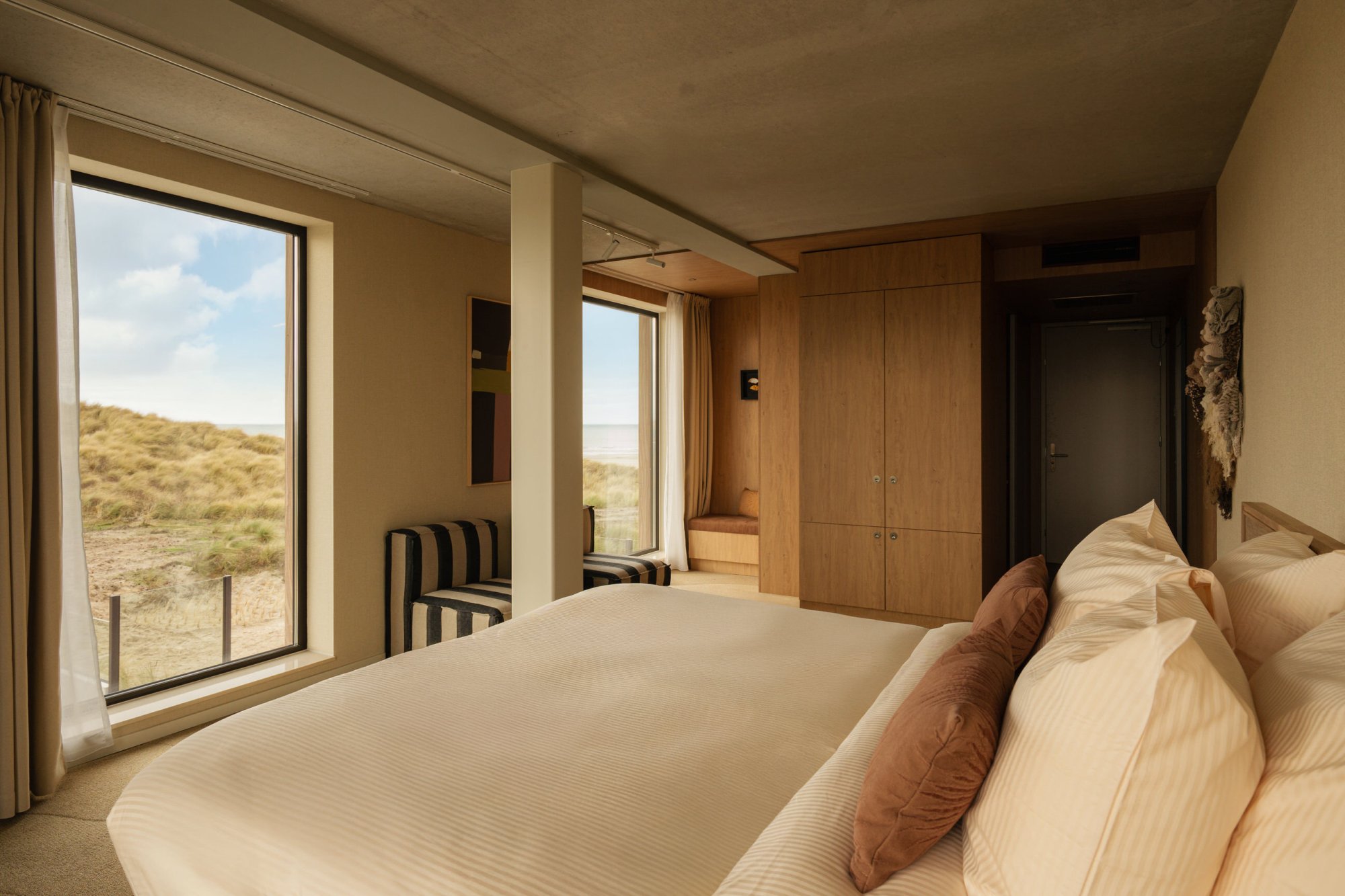 Hotelkamer van Elements Terschelling met uitzicht op de duinen