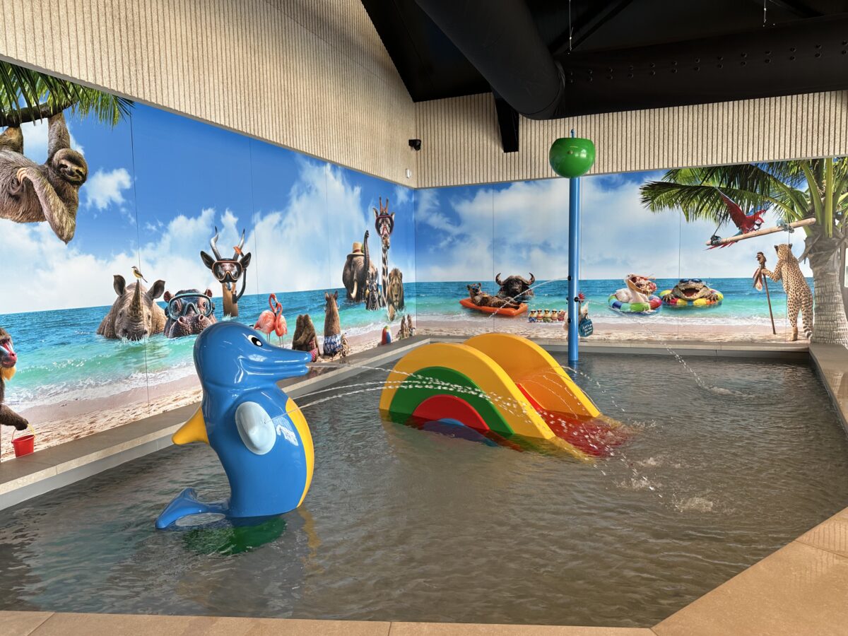 Kinderbad met waterspeeltoestellen op Landal Drentse Lagune
