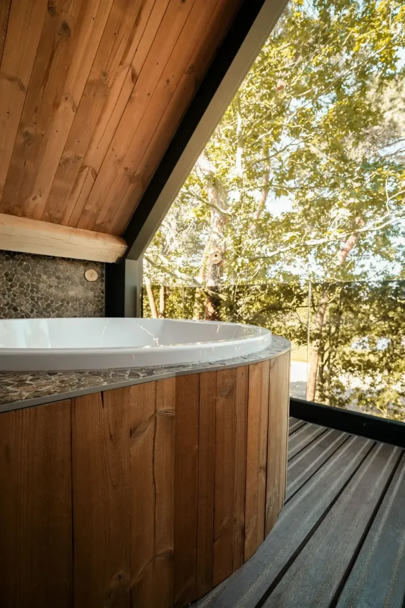 Privé hot tub van de Treehouse Suite met uitzicht op de bomen