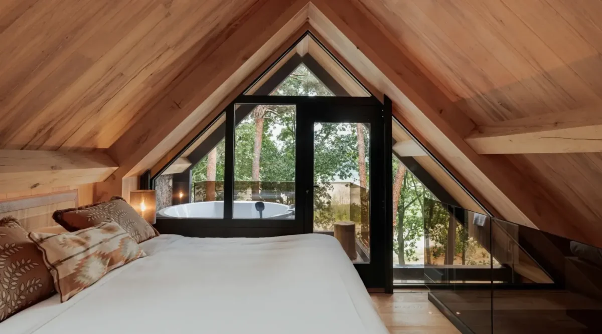 Slaapkamer in de Treehouse Suite bij Van der Valk Gilze-Tilburg