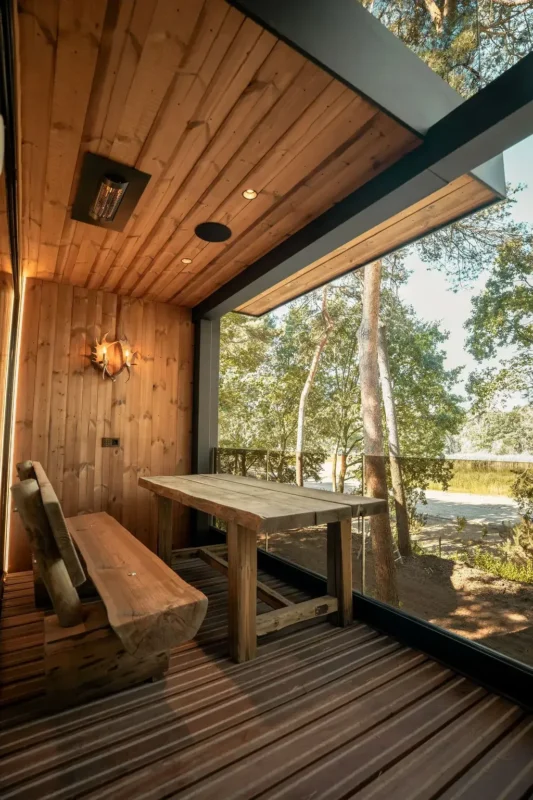 Verwarmd terras van de Treehouse Suite met uitzicht op het groen