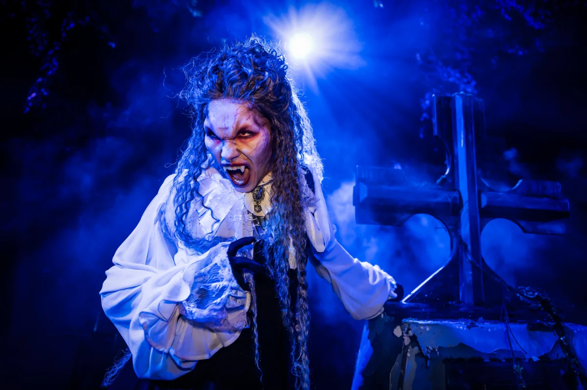 Halloweenactrice in blauw licht bij Ghostly Graveyard