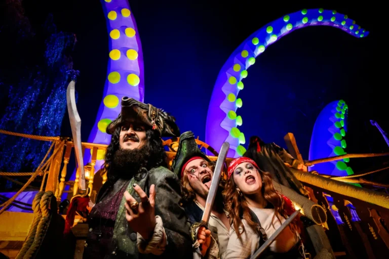 Piratenfiguren tijdens Halloween Fright Nights in Walibi Holland