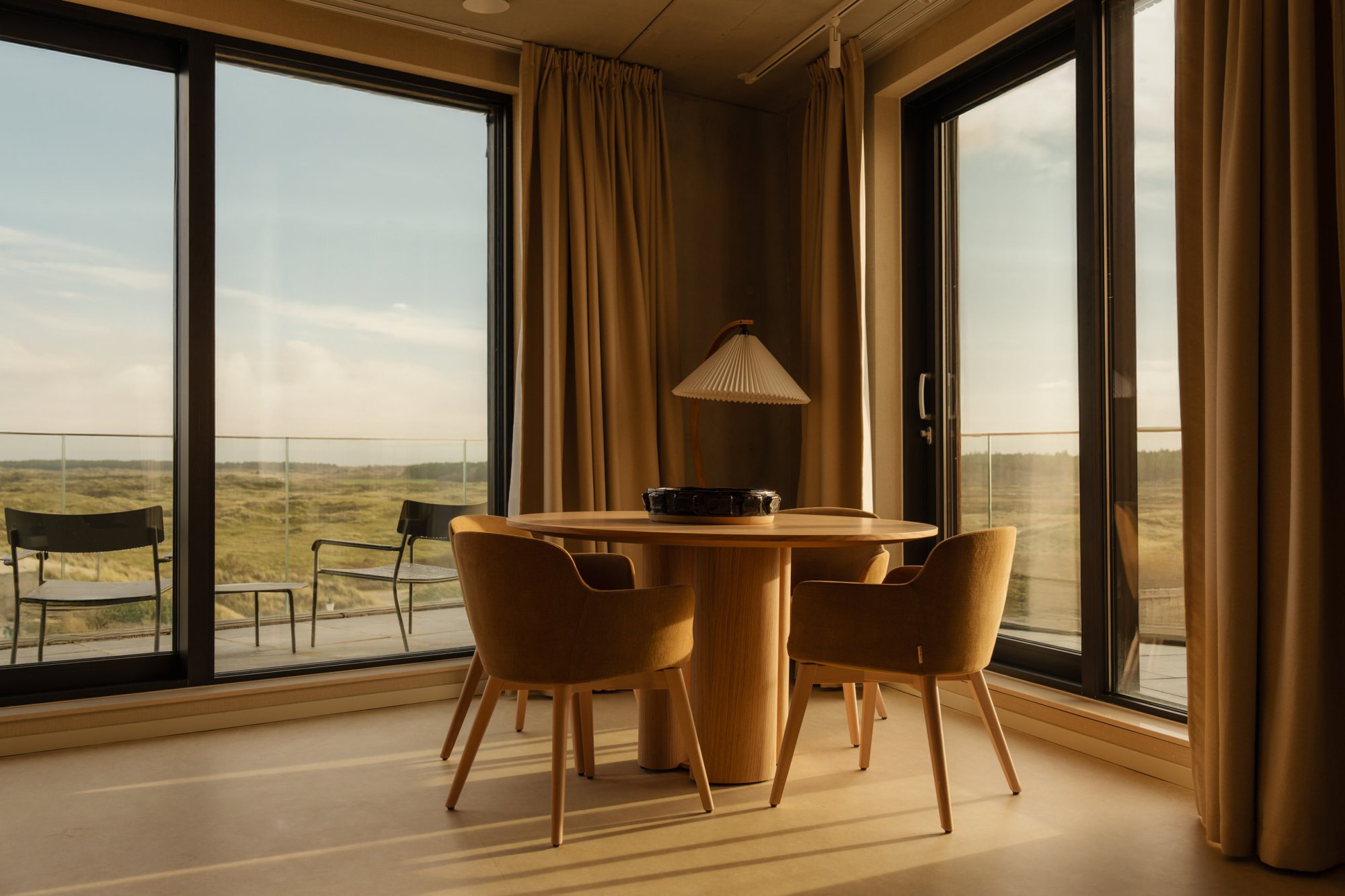 Woon- en eetgedeelte van een appartement bij Elements Terschelling