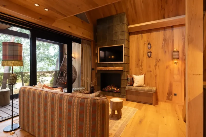 Sfeervolle woonkamer van de Treehouse Suite in Gilze