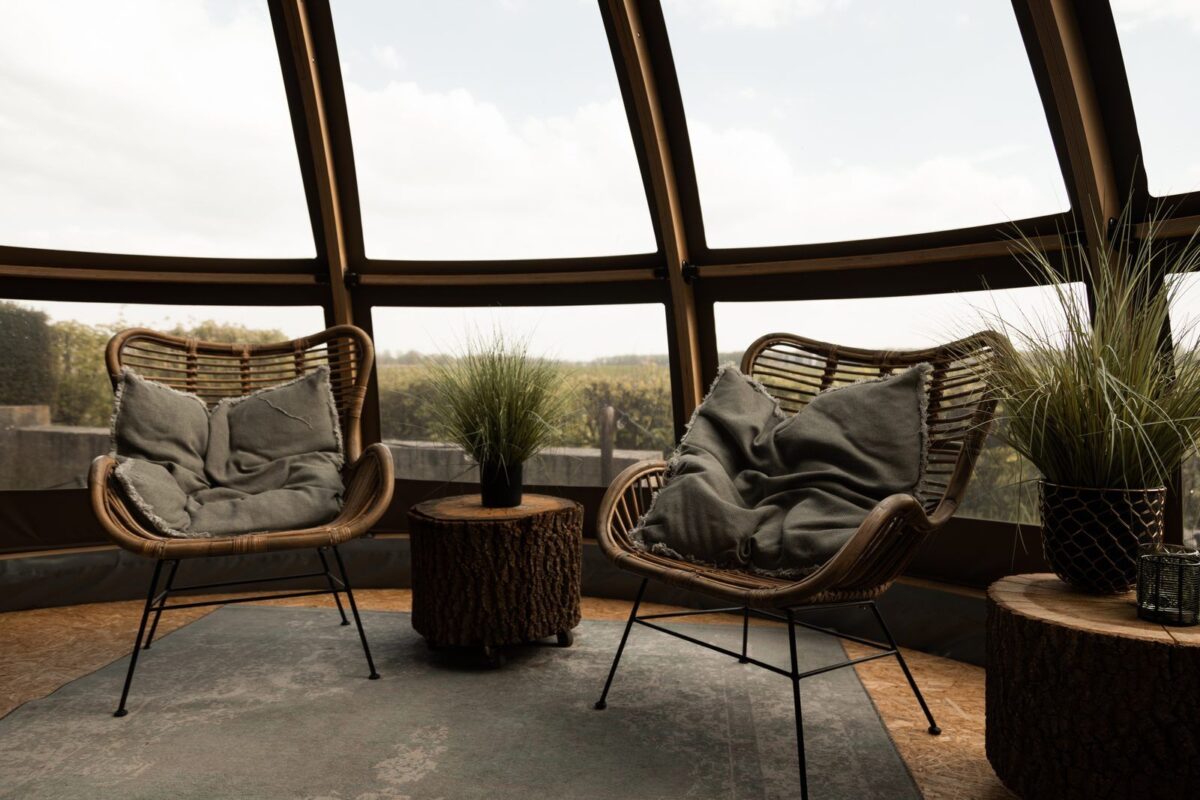 Zithoek met uitzicht in de Panorama Dome van Parc Boulée