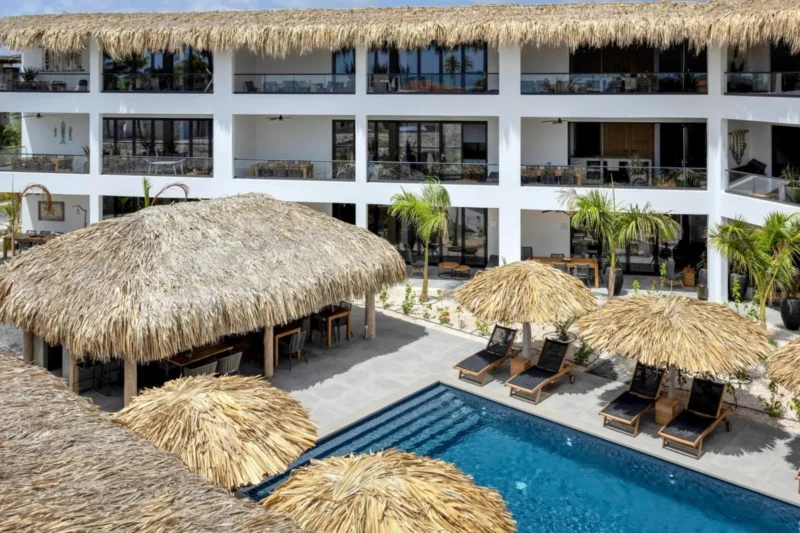 Zwembad en appartementen van het resort bij Belnem House Bonaire