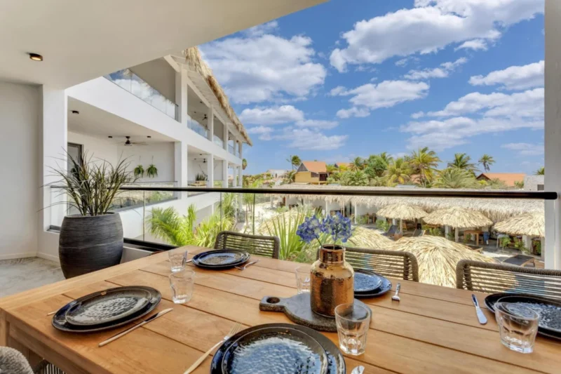 Buitenruimte met zicht op het zwembad bij Belnem House Bonaire