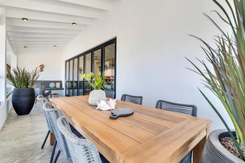 Eettafel op het balkon bij Belnem House Bonaire