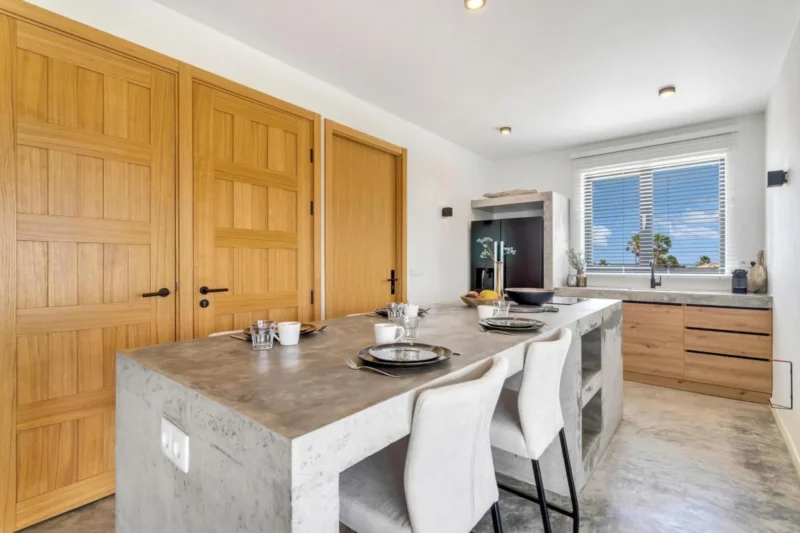 Keuken met houten kastfronten bij Belnem House Bonaire