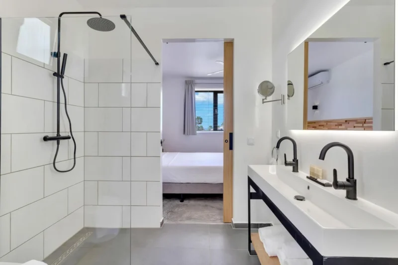 Badkamer met douche en wastafel bij Belnem House Bonaire