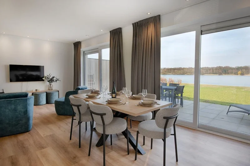 Eethoek met waterzicht in een woning op Boschmolenplas
