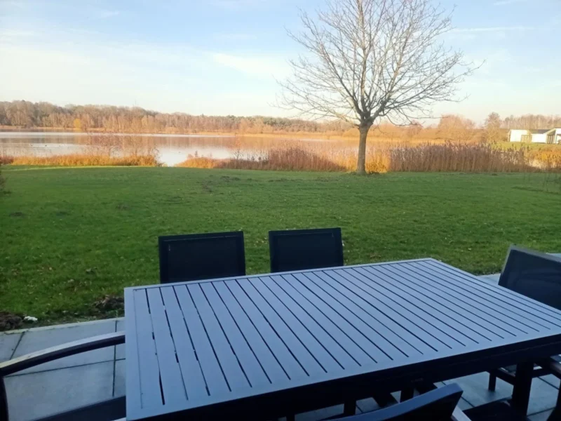 Terras en tuin aan het water op Resort Boschmolenplas