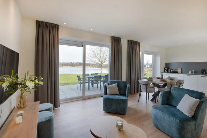 Woonkamer van een waterwoning op Boschmolenplas