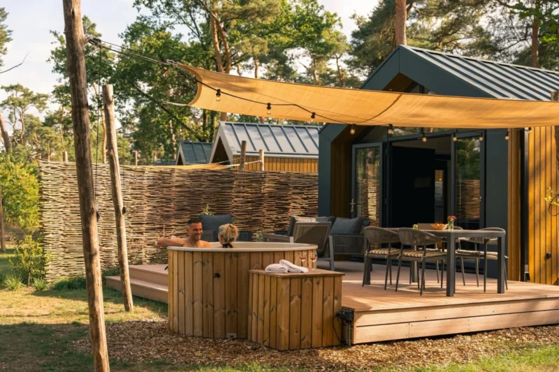Terras met hottub bij een Boslodge op De Bergvennen