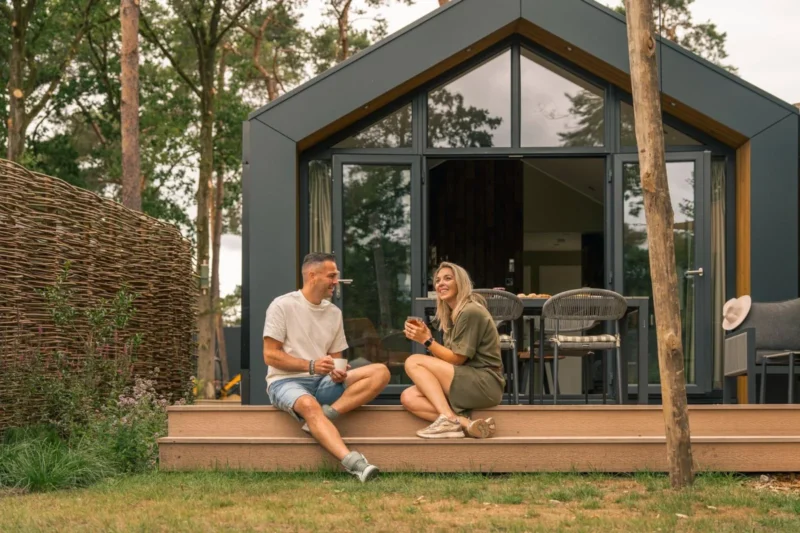 Terras van een Boslodge op Hofparken De Bergvennen
