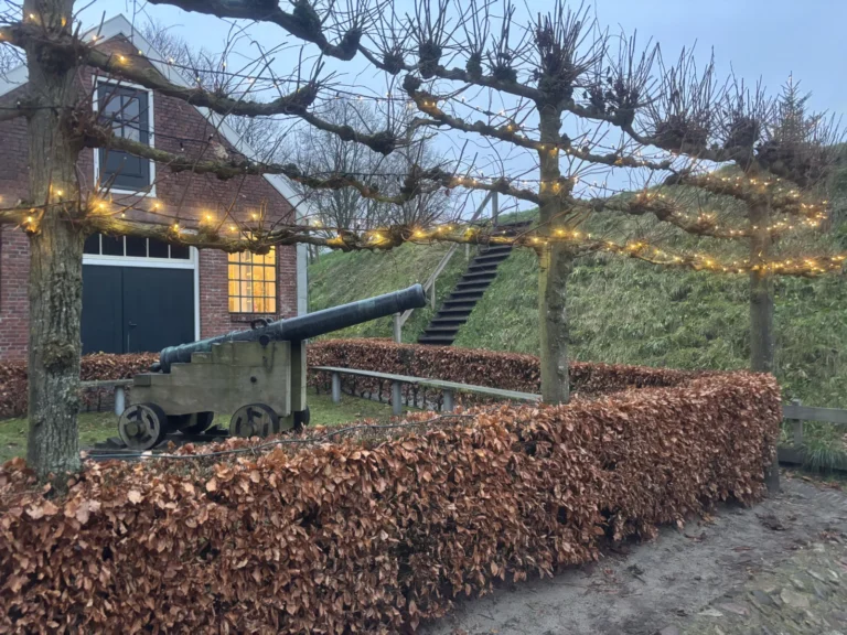 Kanon en kerstverlichting bij de vestingwallen van Bourtange
