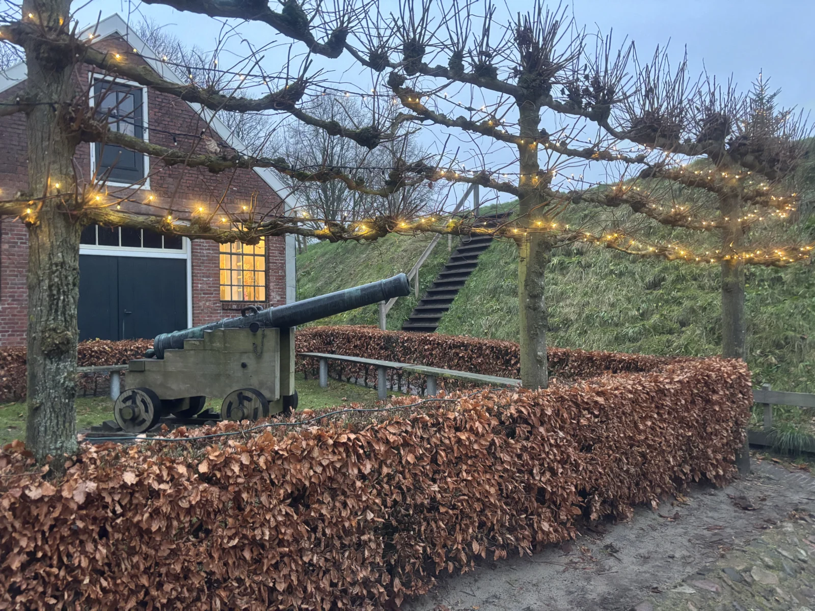 Kanon en kerstverlichting bij de vestingwallen van Bourtange