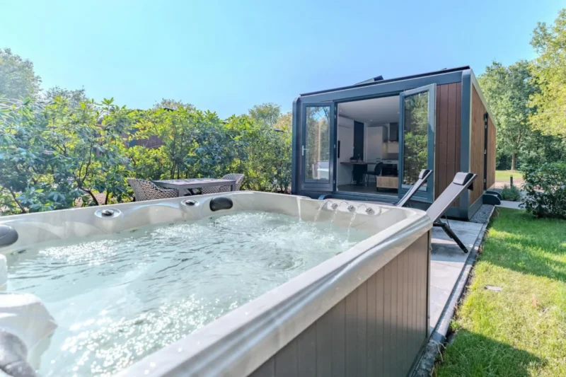 Bos Cabin met privéjacuzzi op Vakantiepark BreeBronne